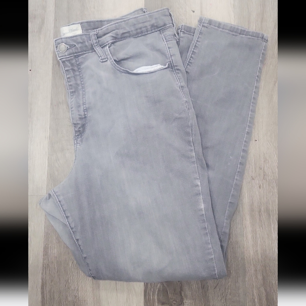 Gray Straight Leg Jeans with Classic Cut